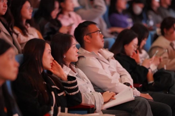 觀眾認真聆聽演講。金山學校供圖