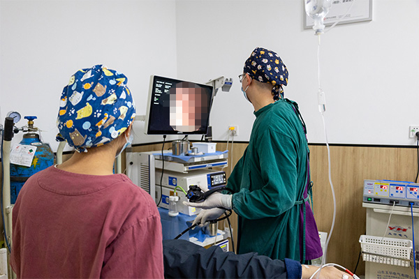 患者進行檢查。重慶東大肛腸醫院供圖