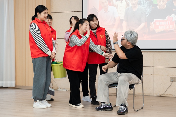 第一期公益創投“情暖茶花，愛心敲門”情景劇。長生橋鎮社工站供圖