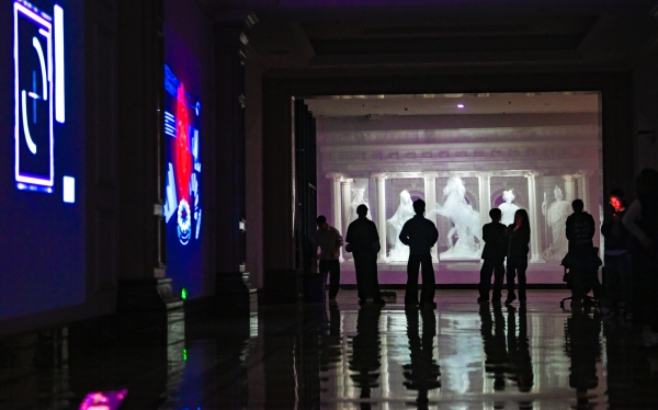 學生在數字媒體專業課程光影展區品鑒創意作品。重慶財經學院供圖