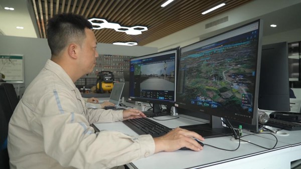 國網重慶永川供電公司員工遠程控制“一車四機”系統。國網重慶永川供電公司供圖