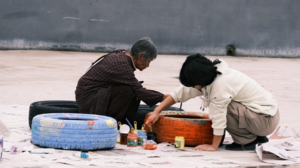 王樸村仙人腳院落，村民和西南大學志愿者給輪胎涂鴉。西南大學鄉村振興戰略研究院供圖