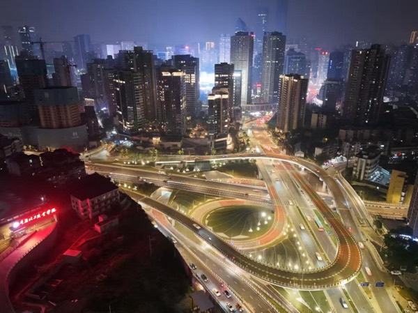 螞蟥梁立交夜景。重慶設計集團有限公司市政設計研究院供圖