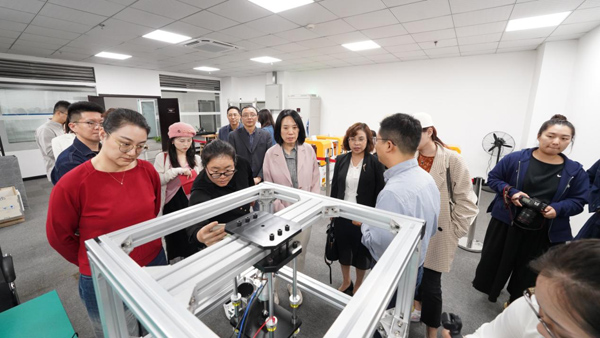 媒體一行參觀重大—來福智能精密傳動研究院。重慶大學供圖