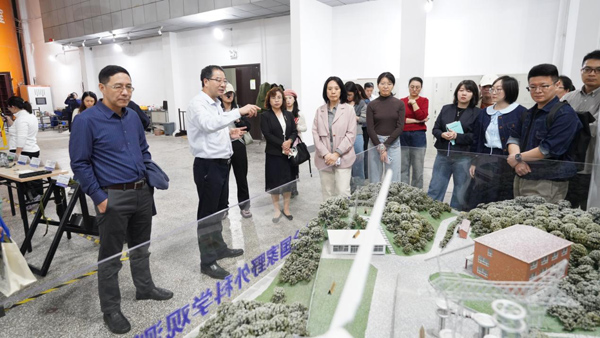 媒體一行參觀輸變電裝備技術全國重點實驗室。重慶大學供圖?