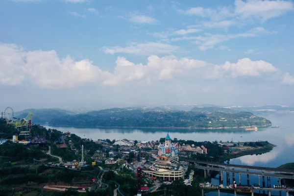 位于長江邊的美心紅酒小鎮。景區供圖