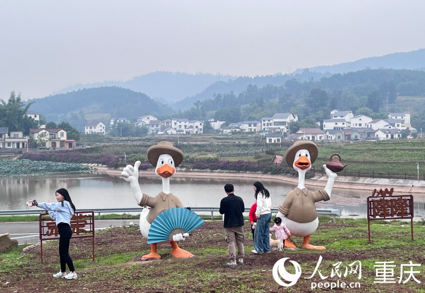 “雙昌”合作園區內的地界雕塑。人民網記者 胡虹攝