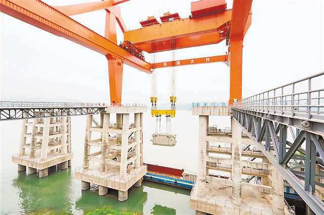 近日，果園港大件碼頭吊裝渝北換流站變壓器。通訊員 林熙熙 攝/視覺重慶