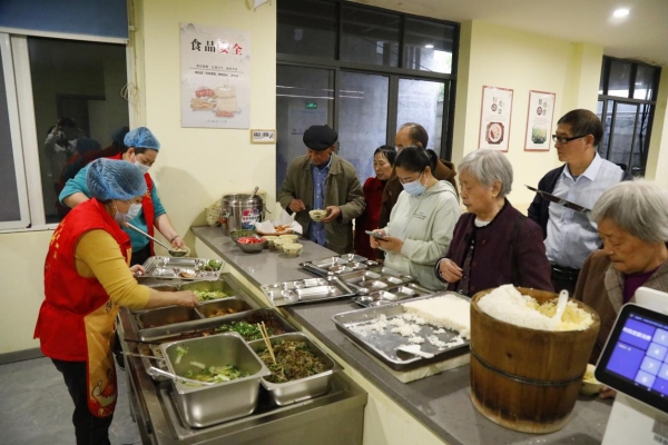 老人有序就餐。代娟攝
