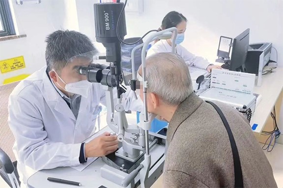 安曉巨為李爺爺做檢查。重慶華廈眼科醫院供圖