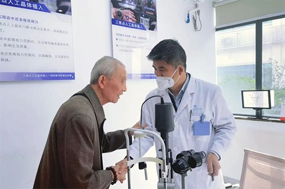 復查回訪現場。重慶華廈眼科醫院供圖