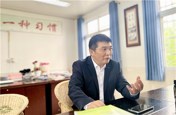 “全國優秀教師”楊光明。華龍網記者 曹建 攝