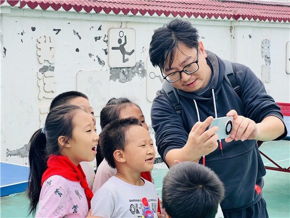 天常村學生們與記者互動。華龍網記者 曹建 攝
