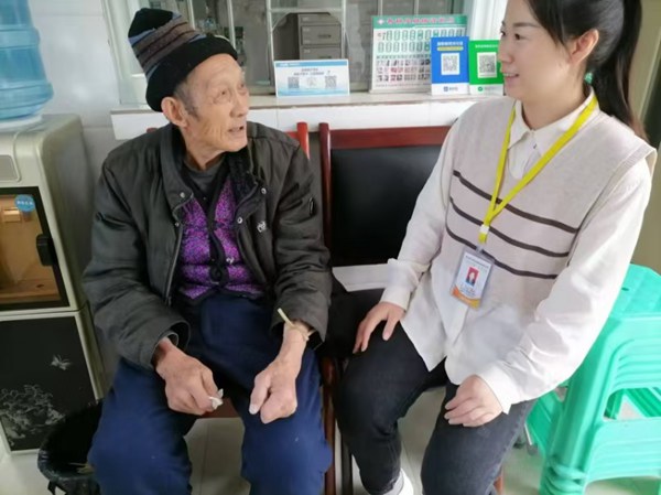 陪護老人。受訪單位供圖