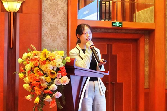 譚菊授課現場。重慶華廈眼科醫院供圖