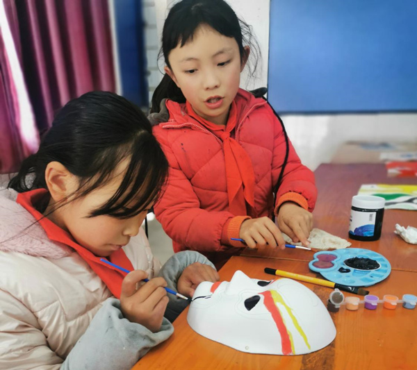 學生在老師的指導下繪制臉譜。受訪者供圖