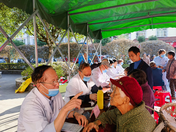 石灘鎮義診義檢活動現場。石灘鎮供圖