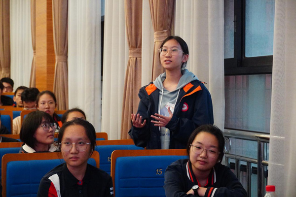 學生向李燕燕提問。重慶一中供圖