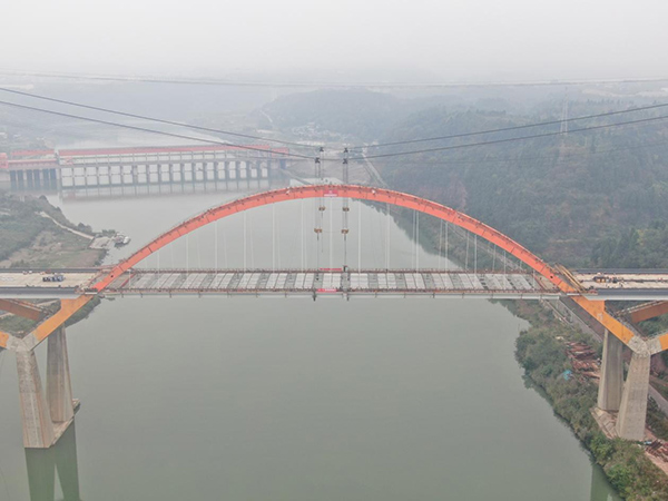 潼南區東升大橋建設項目鋼主梁合龍。重慶市建科院公司供圖
