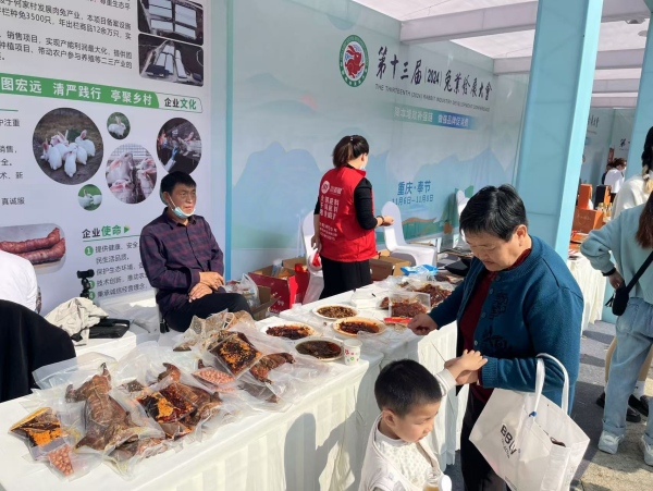 市民品嘗兔肉美食。蔣海濤攝