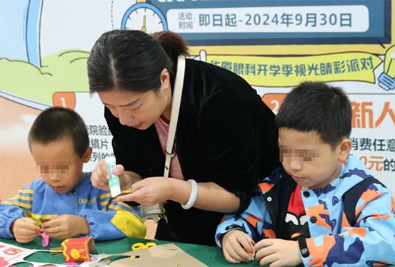 親子互動剪紙。重慶華廈眼科醫院供圖
