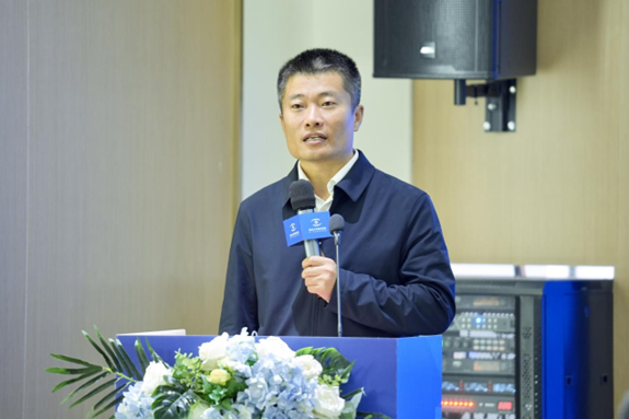 倪濘致辭。重慶愛成大坪眼科醫院供圖