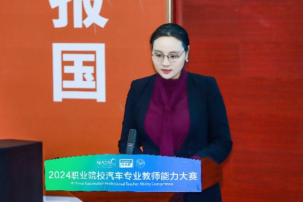 璧山區教委主任常愛書致辭。重慶機電職業技術大學供圖