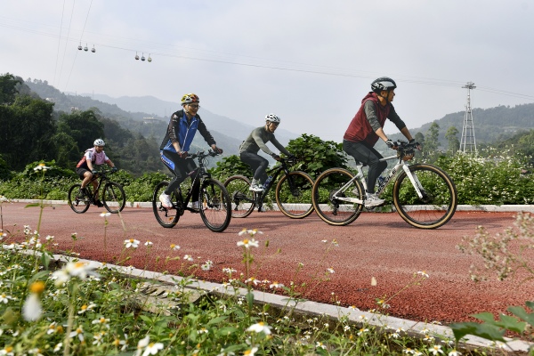 騎行愛好者在路途中。景區供圖