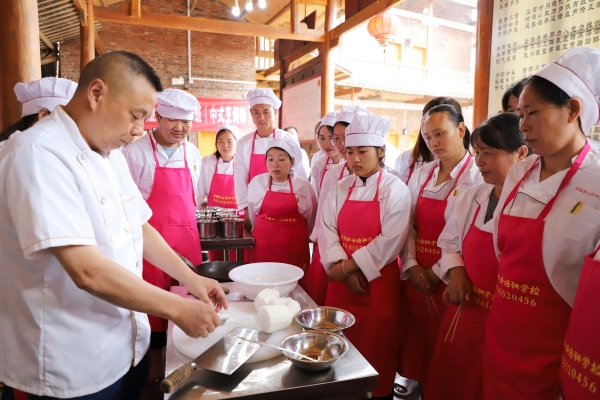 蔈草鎮為企業“訂單式”培訓、“定向式”輸送人才。管淑貴攝