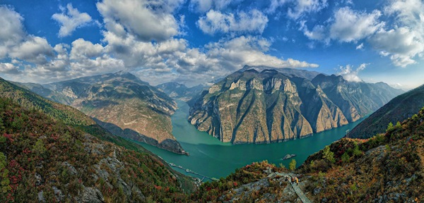 滿山紅葉映三峽。重慶市文旅委供圖