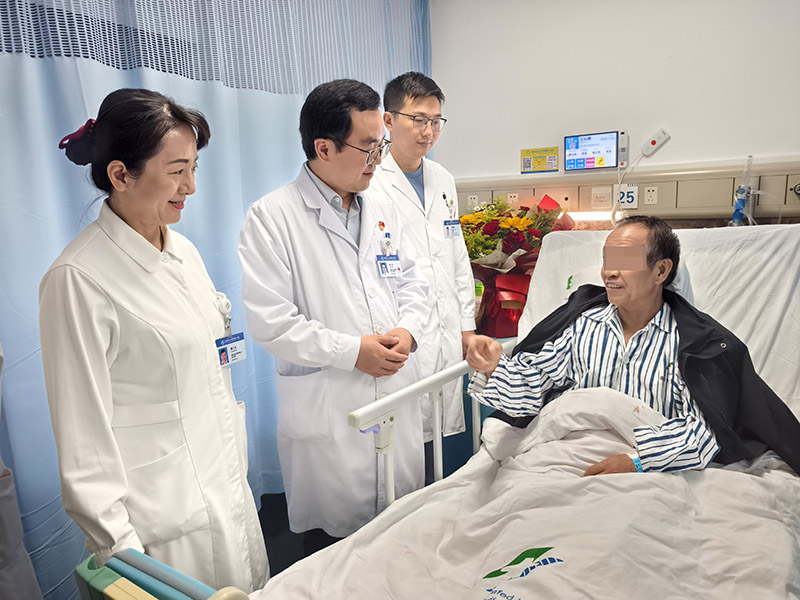 醫護團隊正在查房。受訪者供圖