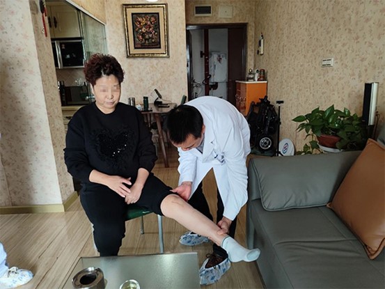 周祖葦為郭阿姨檢查左腿。重慶道格骨科醫院供圖