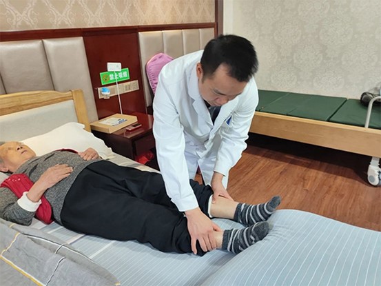 周祖葦為谷婆婆查體。重慶道格骨科醫院供圖