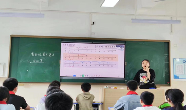 課堂教學中的孔媛媛。受訪者供圖