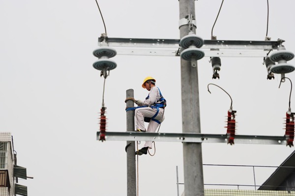 呂祖鈞在桿塔上工作。國網重慶永川供電公司供圖