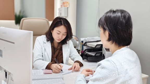 余航美為求美者面診。重慶諾美欣悅（媛頌）醫療美容供圖