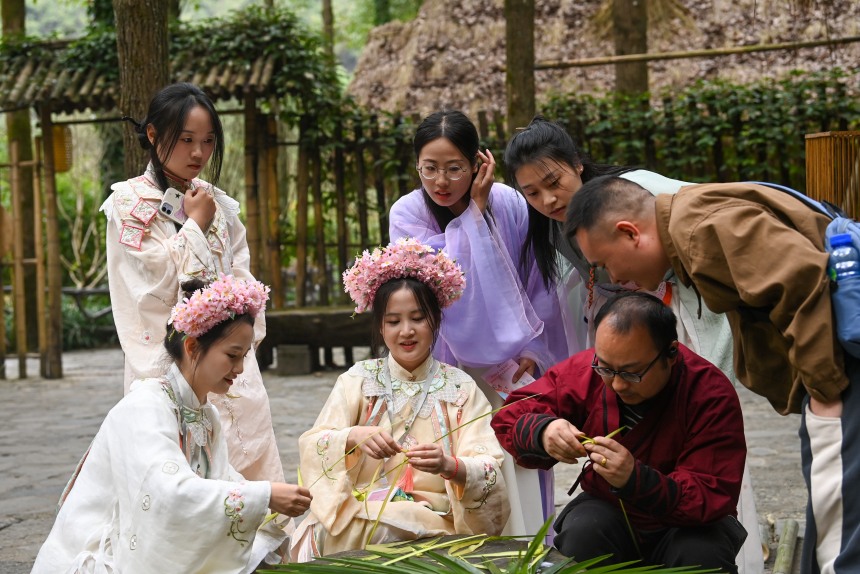 活動中青年們學習棕編。邱洪斌攝