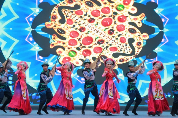 群舞《快樂的庫姆孜》。胥世鵬 攝