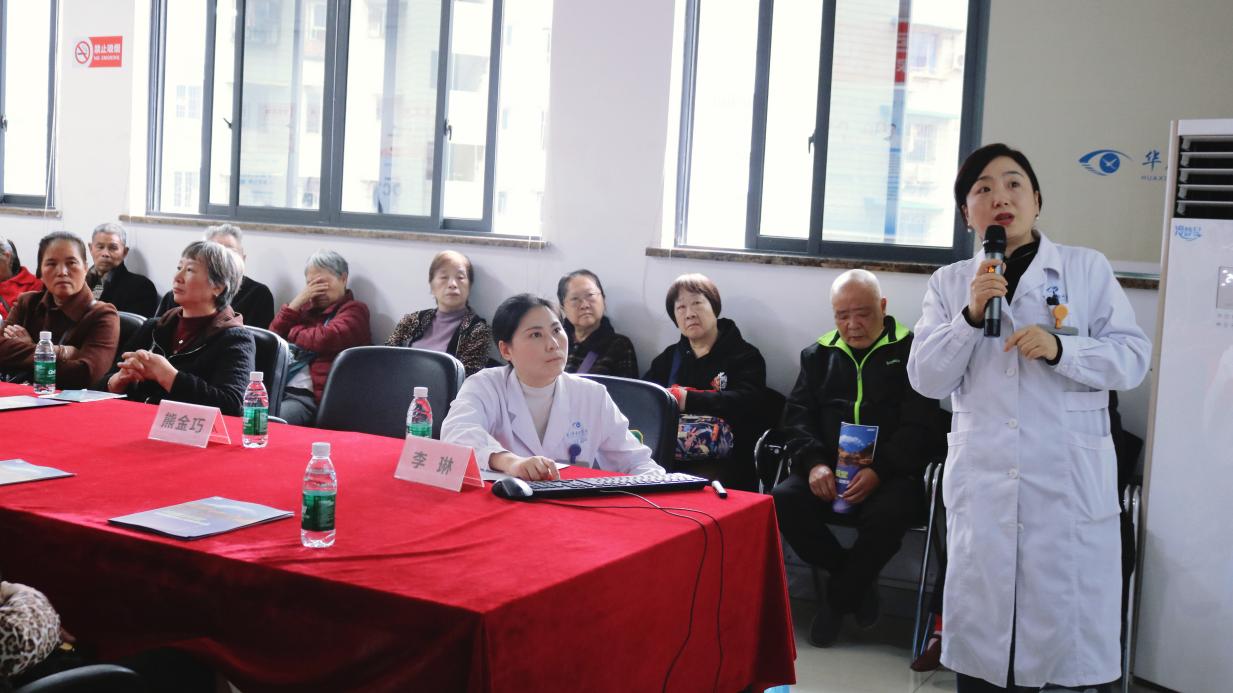 李琳科普講座現場。重慶華廈眼科醫院供圖