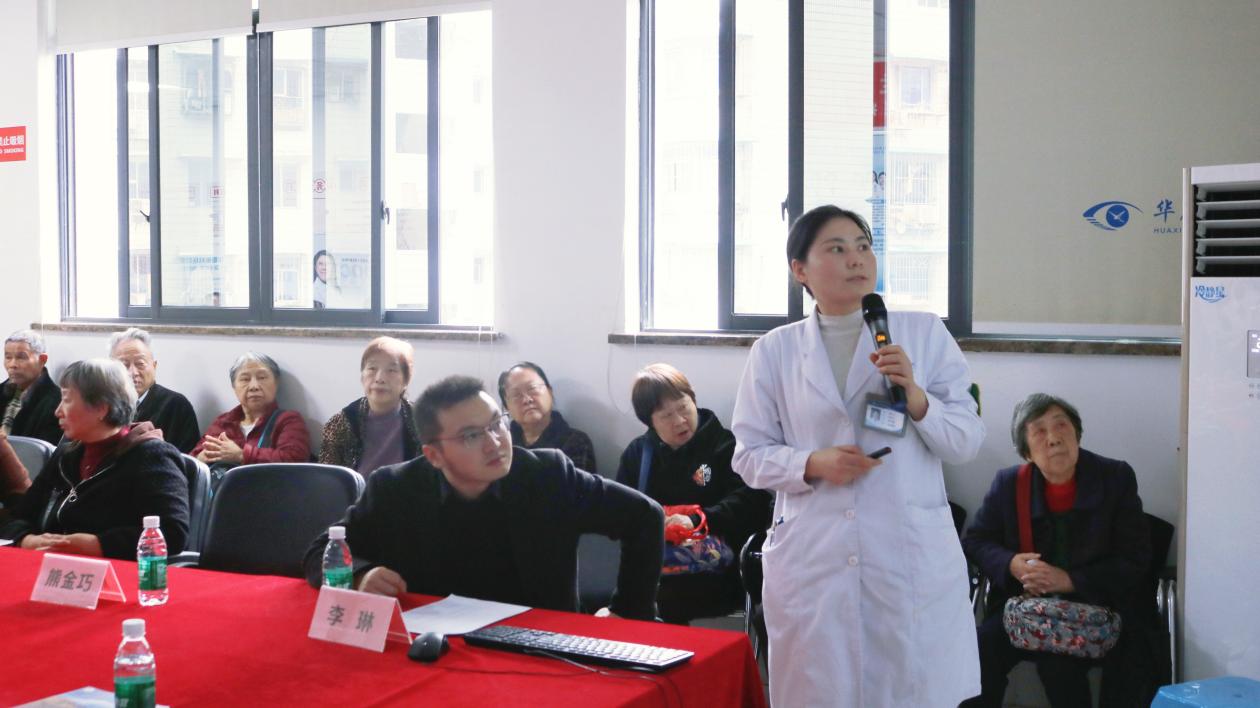 熊金巧科普講座現場。重慶華廈眼科醫院供圖