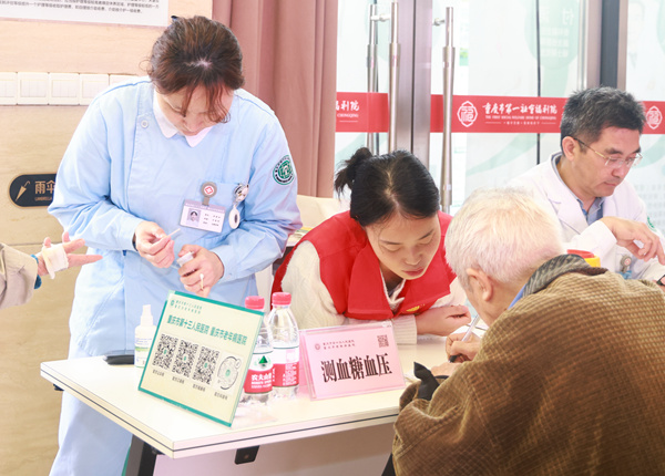 醫院常在義診中提供血糖檢測服務。曾英豪攝