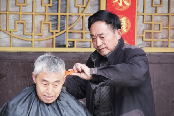 李向榮在公益理發。沈洪晨攝