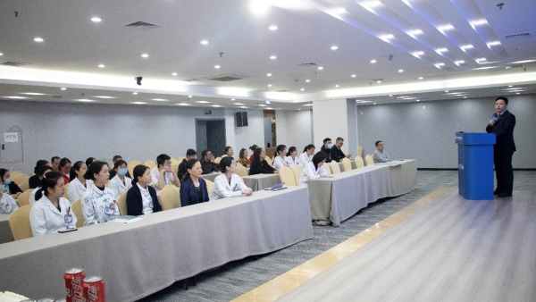 羅嚴鵬致辭。華廈渝州眼科醫院供圖