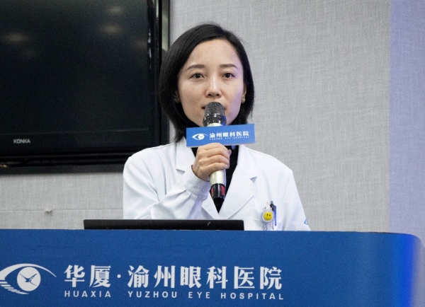 鄭霄作介紹。華廈渝州眼科醫院供圖