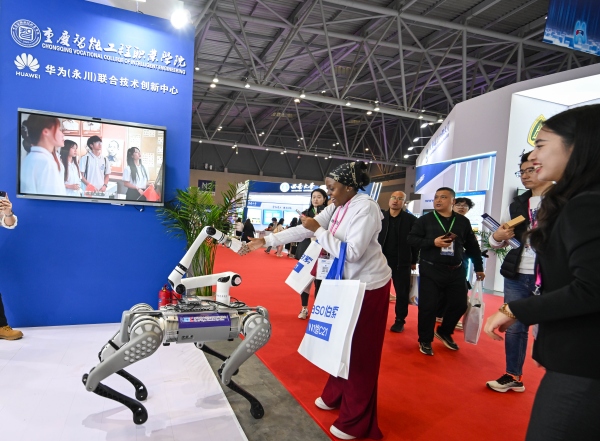 參會嘉賓與足臂協同機器人互動。重慶智能工程職業學院供圖