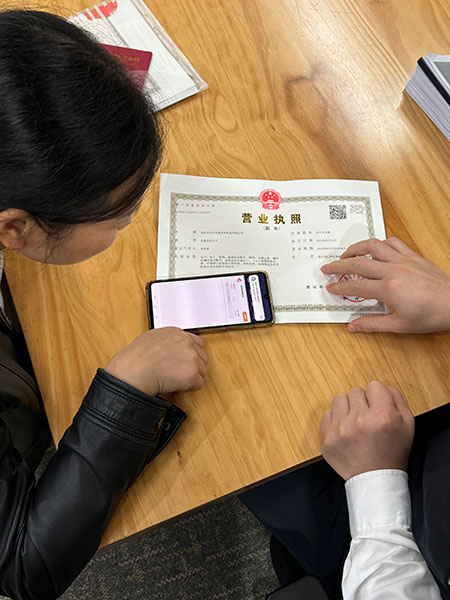 華夏銀行客戶經理指導客戶使用“信易貸·渝惠融”平臺進行融資申請。華夏銀行重慶分行供圖