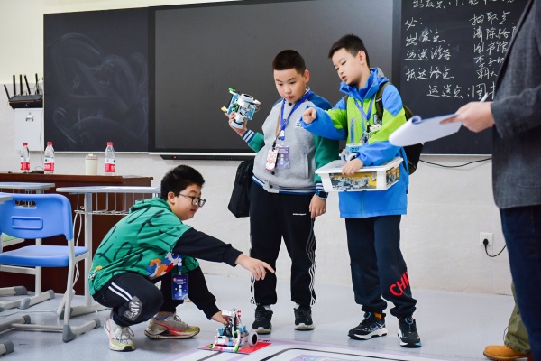 參賽選手正在交流比賽信息。團合川區委供圖