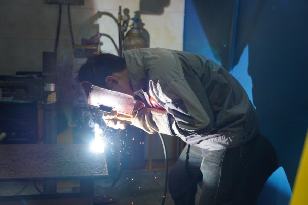 焊接技術比拼。重慶能源工業技師學院供圖