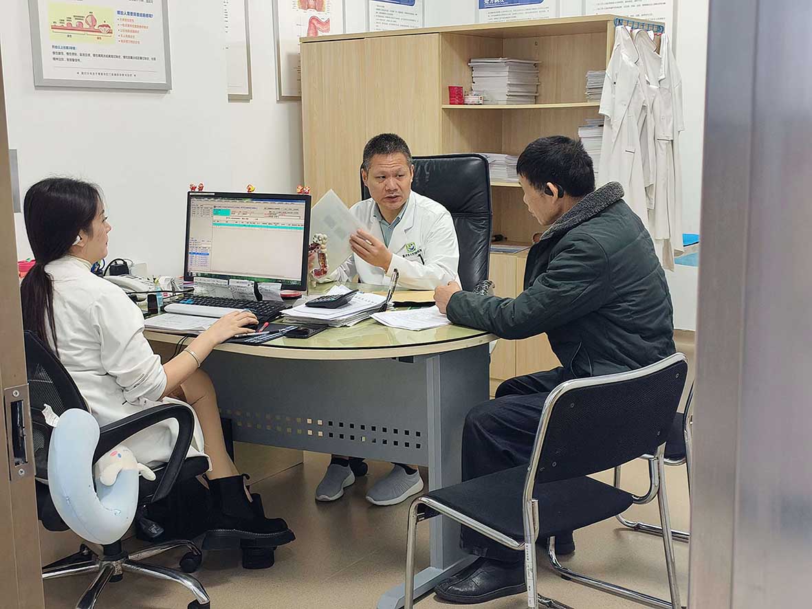 醫生看診。重慶東大肛腸醫院供圖