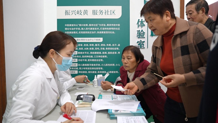 為居民提供服務。粟楠欣攝